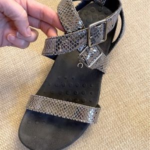 Vionic sandal 10 silver/black snake print